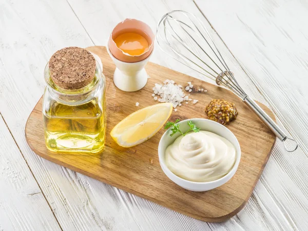 Ingredienti naturali della maionese e la salsa stessa . — Foto Stock