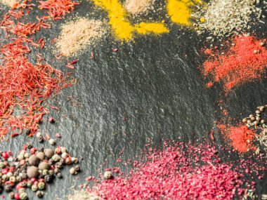 Grafit arka plan üzerinde renkli baharat çeşitleri.