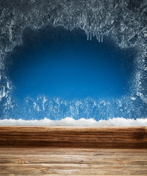 Alféizar de madera y ventana congelada. Fondo de Navidad o Año Nuevo . — Foto de Stock