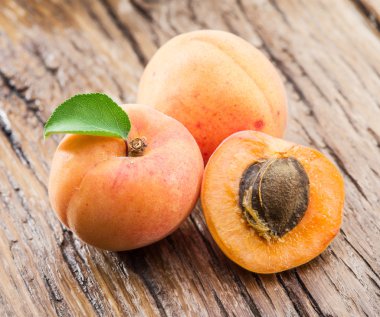 Kayısı ve onun kesit eski ahşap tablo.