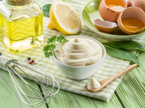 Přírodní majonézu ingredience a omáčka, sama o sobě. — Stock fotografie