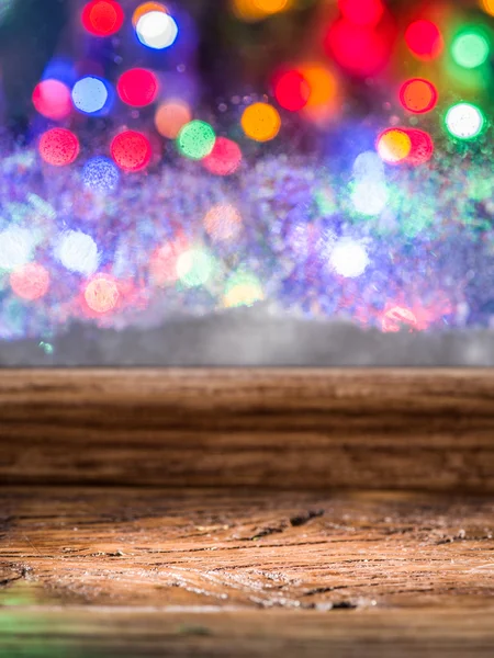 Janela congelada com luzes coloridas borradas no fundo . — Fotografia de Stock