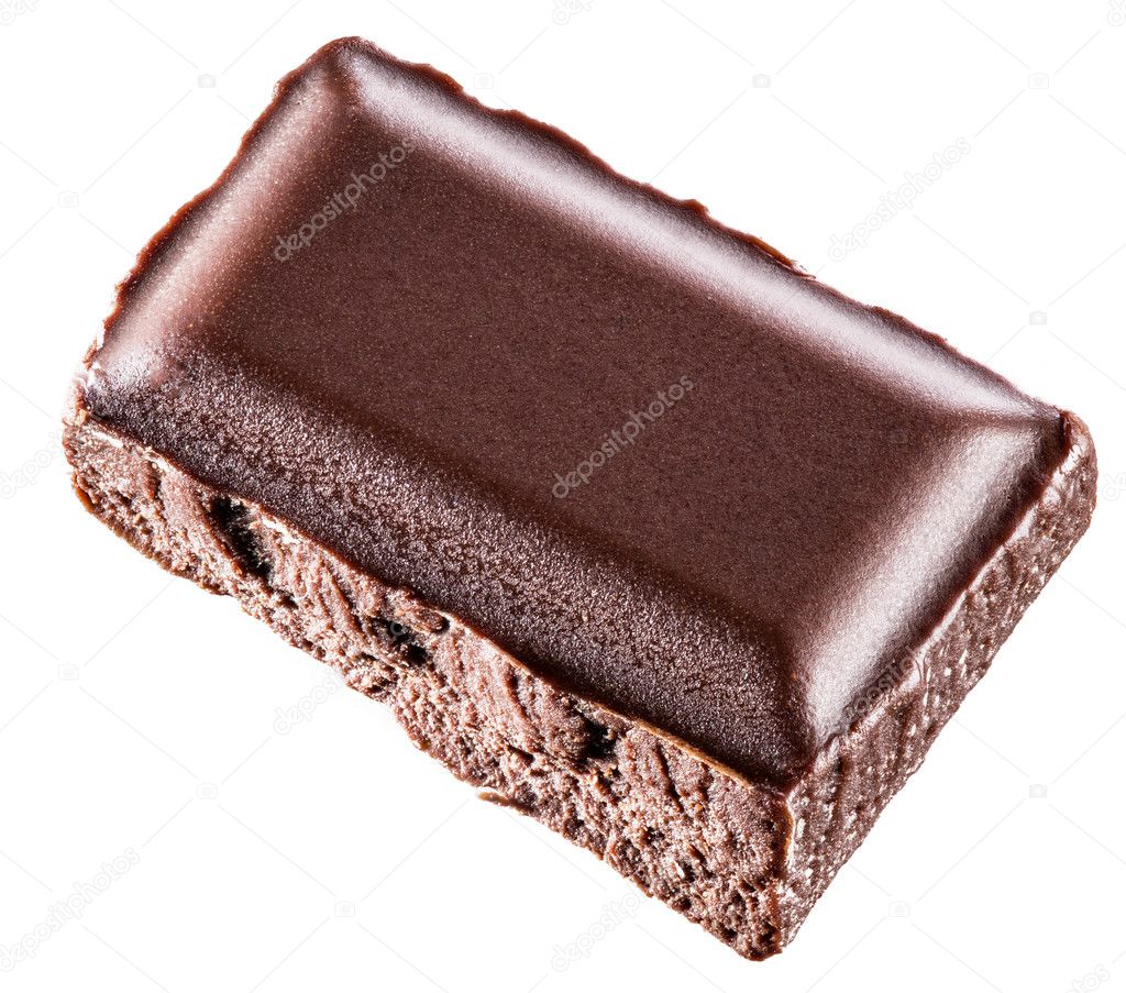 Ein Stück Schokolade auf einem weißen Hintergrund isoliert ...