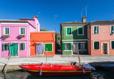 Açık renklerle boyalı evleri, Burano Adası. Venedik. İtalya.