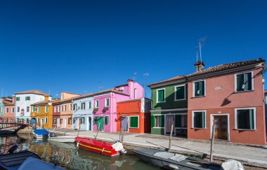 Açık renklerle boyalı evleri, Burano Adası. Venedik. İtalya.