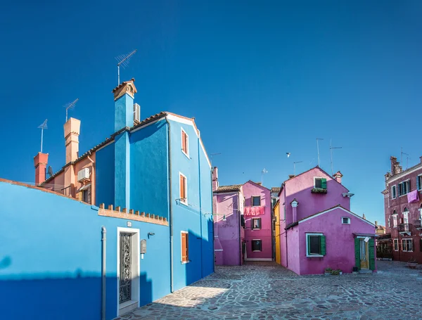 Case luminosamente dipinte dell'isola di Burano. Venezia. Italia . — Foto Stock