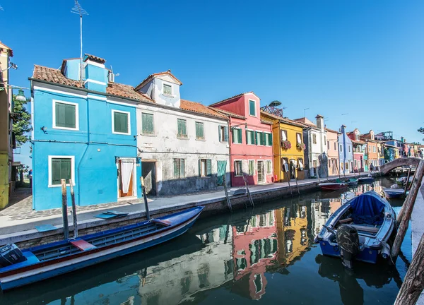 Brightly painted houses of Burano Island. Venice. Italy. — Stock Photo, Image