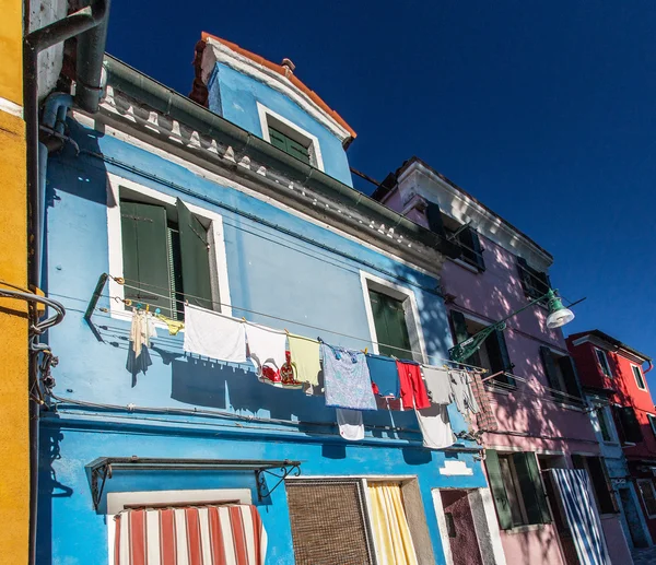 Case luminosamente dipinte dell'isola di Burano. Venezia. Italia . — Foto Stock