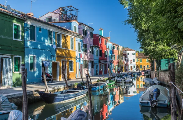 Brightly painted houses of Burano Island. Venice. Italy. — Stock Photo, Image
