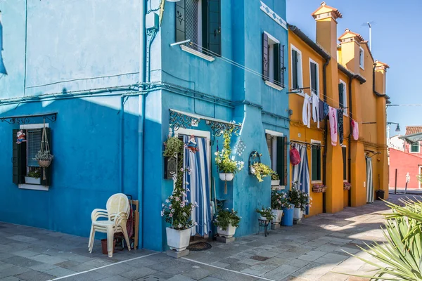Casas brillantemente pintadas de la isla de Burano. Venecia. Italia . — Foto de Stock
