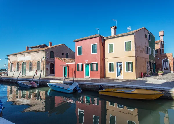 Casas brillantemente pintadas de la isla de Burano. Venecia. Italia . —  Fotos de Stock