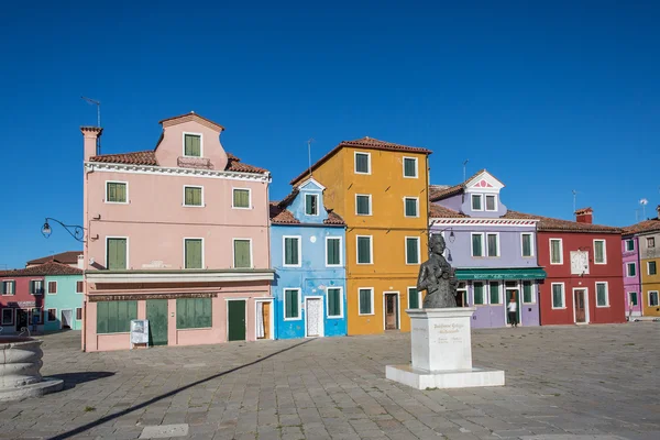 Casas brillantemente pintadas de la isla de Burano. Venecia. Italia . — Foto de Stock