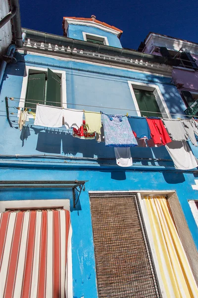Világosra festett házak a Burano-szigetére. Velence. Olaszország. — Stock Fotó