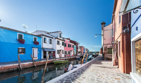 Casas brillantemente pintadas de la isla de Burano. Venecia. Italia . — Foto de Stock
