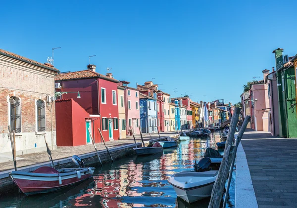 Fel beschilderde huizen van eiland Burano. Venetië. Italië. — Stockfoto