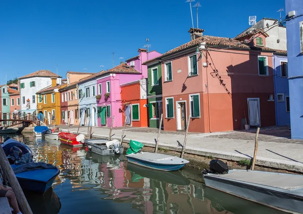 Rumah-rumah yang dicat terang di Pulau Burano. Venice. Italia . — Stok Foto