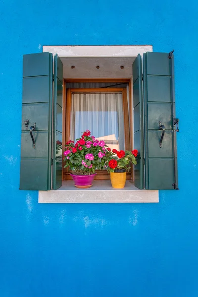 La finestra della casa dipinta di Burano Isola. Venezia. Io... — Foto Stock