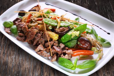 Buğday mikroplar ve et Çin salatası.