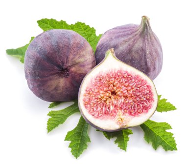 Beyaz arka planda olgun incir meyveleri.