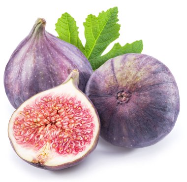 Beyaz arka planda olgun incir meyveleri.