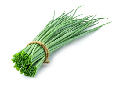 Beyaz arkaplanda yeşil soğan izole edildi