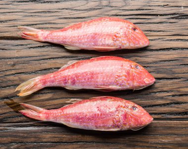 Ahşap tahta üzerinde kırmızı Kefal.