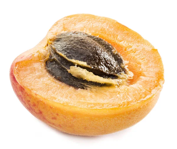 Ripe apricot's cross section with apricot seed in it. Clipping p — Stock Photo, Image