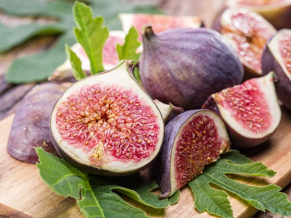 Rijp fig vruchten op de houten tafel. — Stockfoto