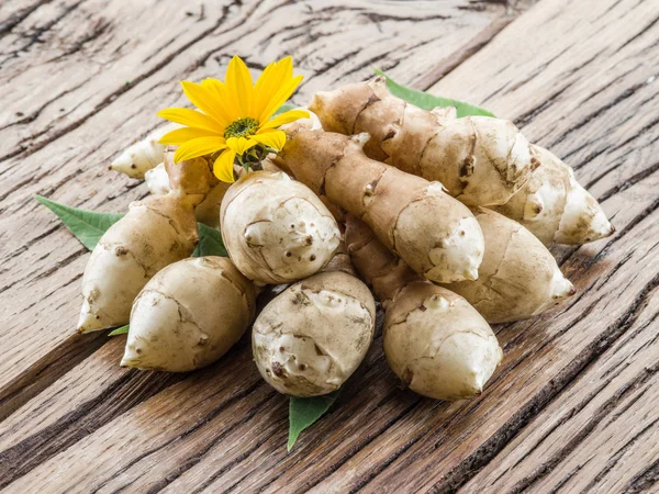 De artisjok van Jeruzalem op houten tafel. — Stockfoto