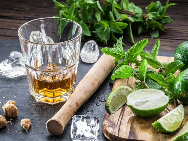 Mojito cocktail ingrediënten. Ijs — Stockfoto