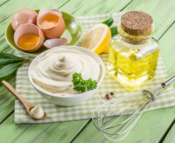 Natural mayonnaise ingredients and the sauce itself. — Stock Photo, Image