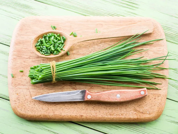 Cebola verde na mesa de madeira . — Fotos gratuitas