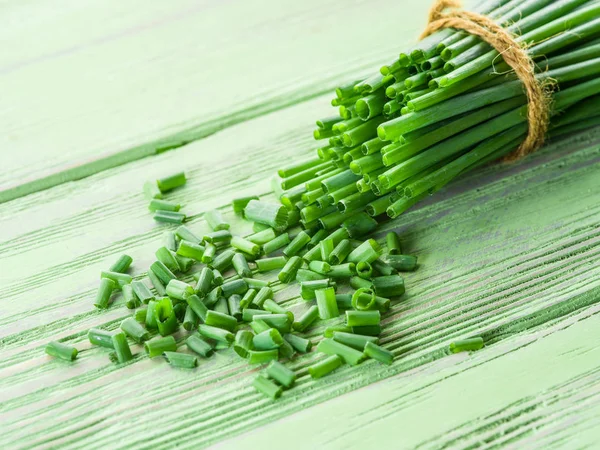 Cebolla verde en la mesa de madera . —  Fotos de Stock