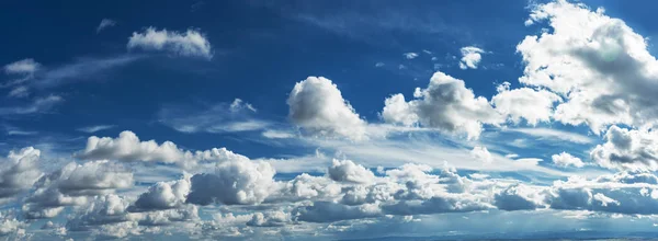 De stralen van de zon in de bewolkte hemel. — Stockfoto