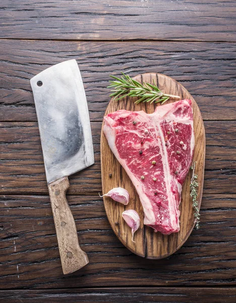 T-bone de steak aux épices sur la planche à découper en bois . — Photo