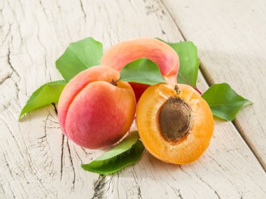 Kayısı ve onun kesit eski ahşap tablo.