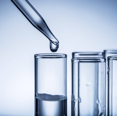 Farklı laboratuvar şişeler ve Züccaciye Mağazaları. 