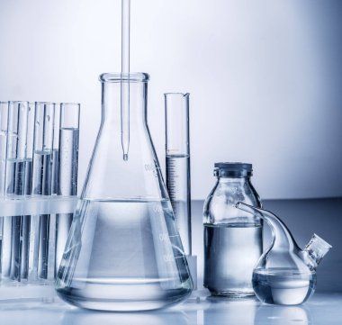 Farklı laboratuvar şişeler ve Züccaciye Mağazaları. 