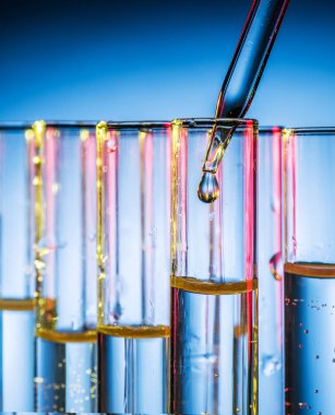 Farklı laboratuvar şişeler ve Züccaciye Mağazaları. 