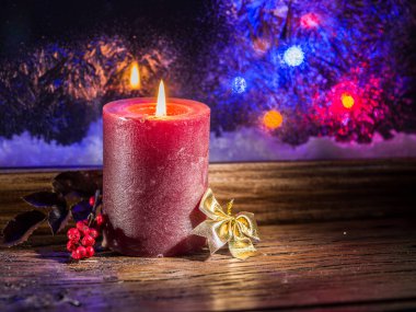 Noel mum ışığı ve donmuş pencere. Noel arka plan.