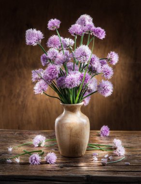 Soğan (chives) buket üzerinde ahşap tabl vazoda