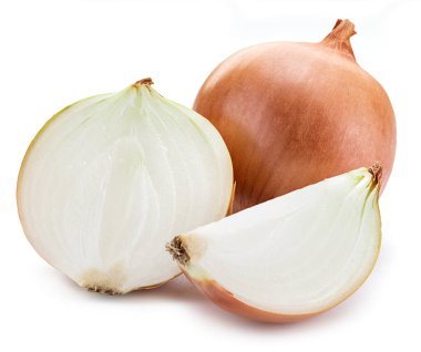 Beyaz bir arka plan üzerinde izole soğan yarısı. 