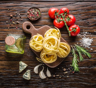 Domates, spagetti makarna ve baharatlar.