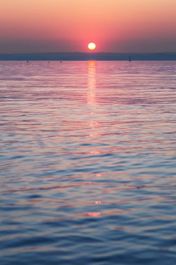Denizin üzerinde güzel bir gün batımı.