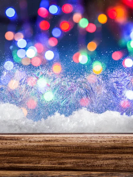 Ventana congelada con luces borrosas en el fondo . — Foto de Stock