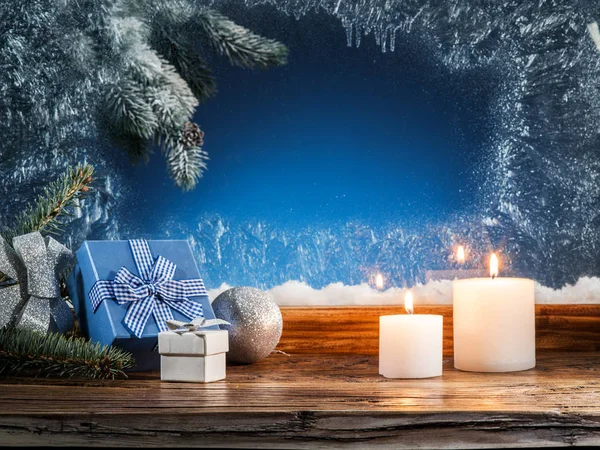 Κουτιά δώρων, κερί φώτα και κατεψυγμένα παράθυρο. Χριστούγεννα backgroun — Φωτογραφία Αρχείου