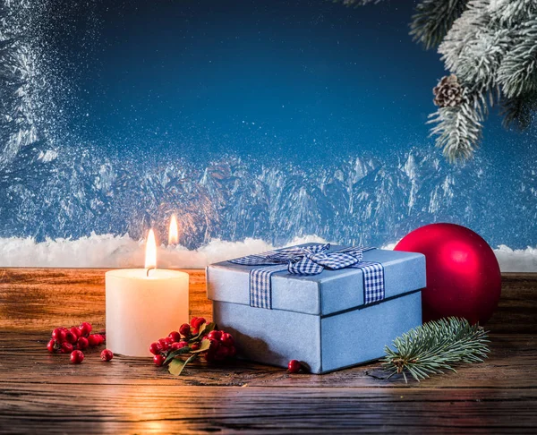 Cajas de regalo, velas y ventanas congeladas. Fondo de Navidad — Foto de Stock