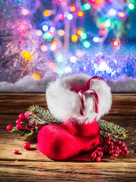 Medias de Navidad y bastones de caramelo. símbolos de Navidad . — Foto de Stock