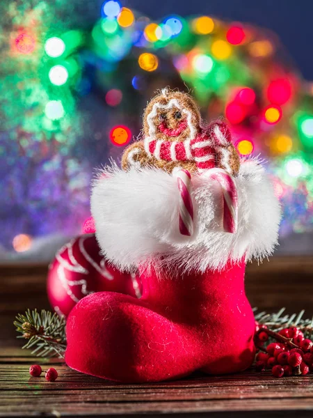 Vánoční punčocha, hračka zázvor muž a candy hole. Vánoční sy — Stock fotografie