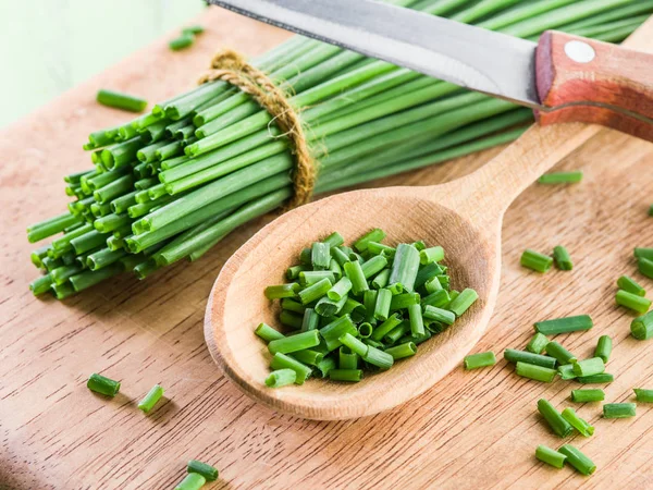 Groene ui op de houten tafel. — Stockfoto